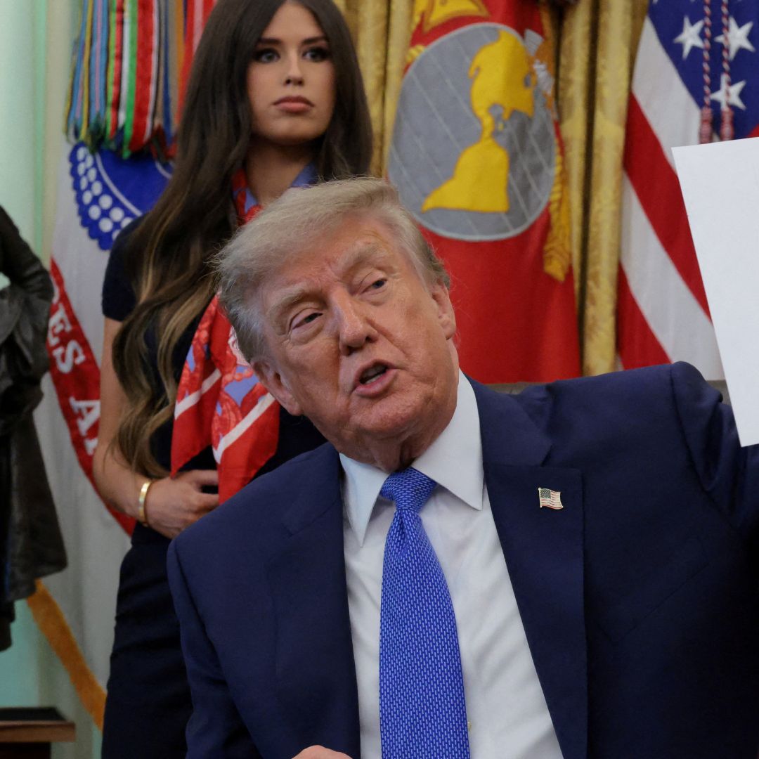 Donald Trump firma una orden ejecutiva.
